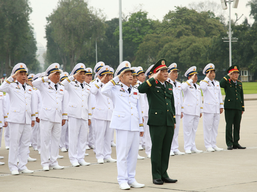 Các đại biểu chào cờ trước Lăng Chủ tịch Hồ Chí Minh. chao-co-3.jpg