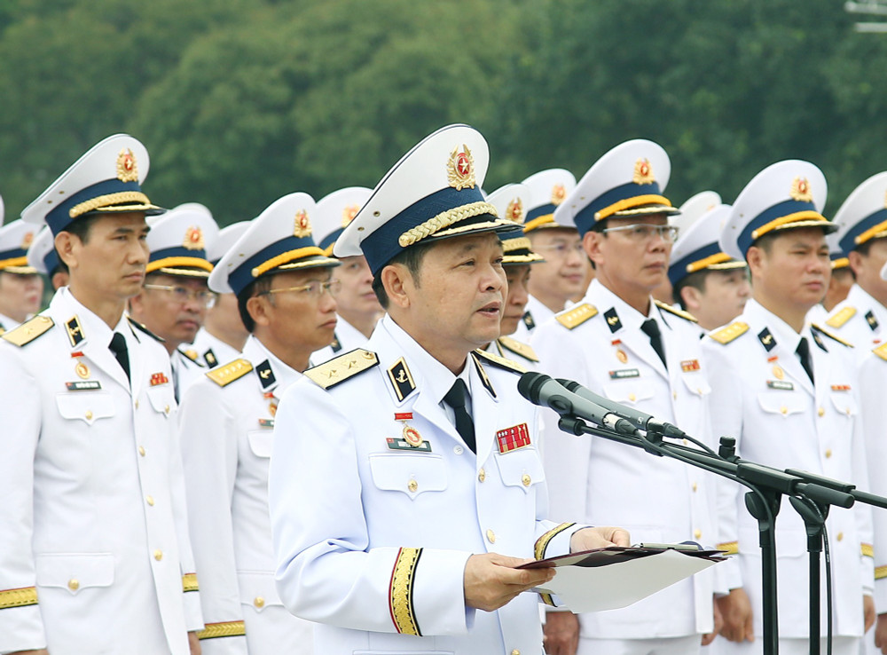 Trung tướng Nguyễn Văn Bổng thay mặt cán bộ, chiến sĩ Hải quân báo công dâng Bác. tt-bong-1.jpg
