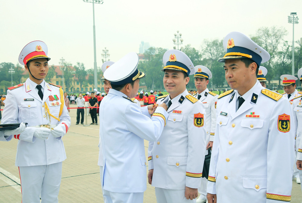Nhân dịp kỷ niệm 70 năm thành lập, Hải quân Nhân dân Việt Nam vinh dự được Nhà nước trao tặng Huân Chương Hồ Chí Minh. gan-tt-tuan.jpg