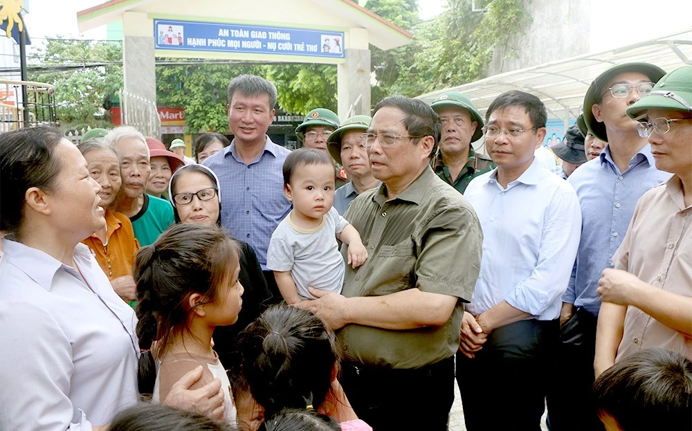 Thủ tướng Chính phủ Phạm Minh Chính trực tiếp về Yên Bái động viên, thăm hỏi những hộ dân bị thiệt hại nặng do bão số 3 gây ra 