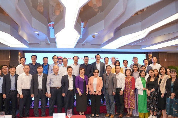 PGS.TS Trần Thành Nam cùng các đại biểu dự Hội thảo "Thúc đẩy động lực đổi mới sáng tạo và khởi nghiệp trong sinh viên: Thực trạng và giải pháp chính sách", vừa diễn ra tại TP. Hồ Chí Minh z6159411966157-8738f2556fe21ca4935d904bf0dd4305.jpg
