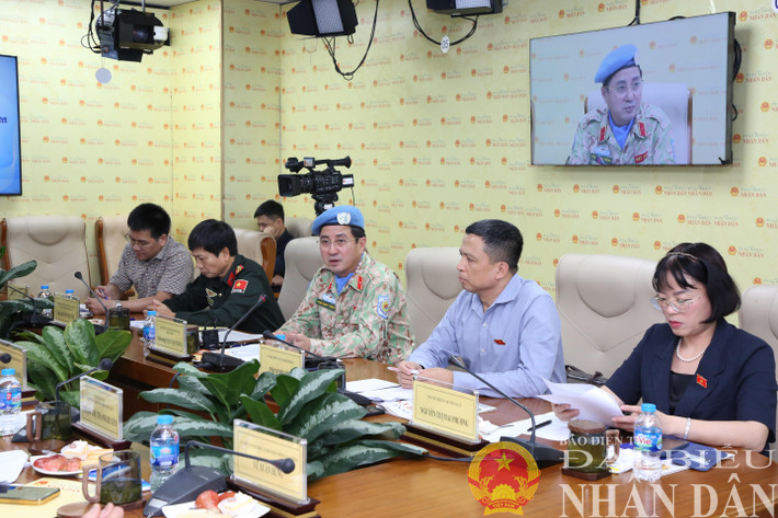 Các đại biểu tham dự Tọa đàm “Hoàn thiện hành lang pháp lý về việc tham gia hoạt động gìn giữ hòa bình Liên Hợp Quốc, nhằm tiếp tục nâng cao uy tín, vị thế của Việt Nam” do Báo Đại biểu Nhân phối hợp Cục Gìn giữ hòa bình Việt Nam tổ chức chiều 17.10. Ảnh: Duy Thông cacdaibieu-7-6045.jpg