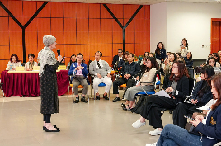GS Nancy Napier, chuyên gia đổi mới sáng tạo, nguyên Giám đốc Trung tâm nghiên cứu tại Boise State University (Hoa Kỳ) chia sẻ tại Tọa đàm z6419875085006-012483d1d5ad33192280e7d9e7935d7d.jpg