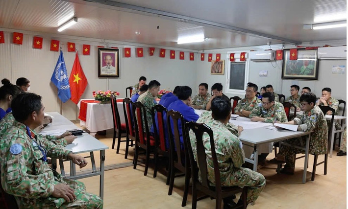 Cán bộ, y bác sĩ của Bệnh viện dã chiến cấp 2 số 6 hội chẩn trong đêm cho bệnh nhân tại Bentiu (Nam Sudan). Ảnh: BVDC 2.6 z5940033376591-24a44e5420f1f519cf37ffd3ccf11cc9-7114.jpg