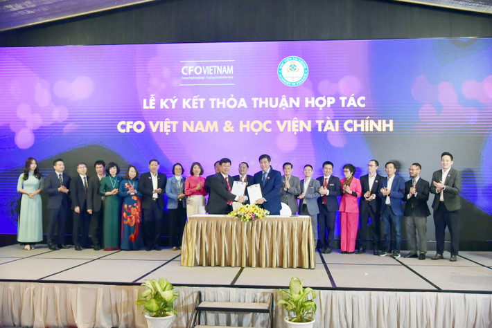 NGƯT.PGS.TS Nguyễn Đào Tùng, Giám đốc Học viện Tài chính và ông Nguyễn Ngọc Bách, Chủ tịch CFO Việt Nam cùng ký kết Thỏa thuận hợp tác giữa hai bên. hvcfo4.jpg