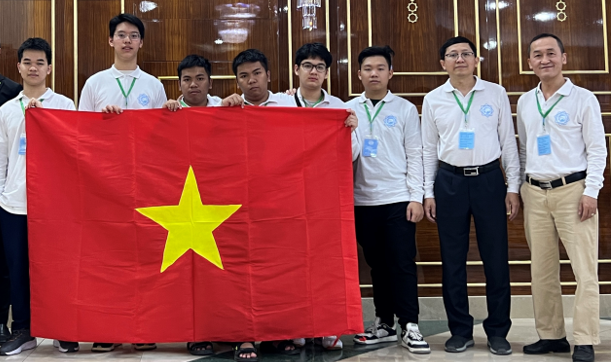 Các học sinh Việt Nam đoạt huy chương Vàng tại Olympic Giao lưu Toán học Turkmenistan. Ảnh: Bộ GD-ĐT doi-tuyen-viet-nam-1107.png