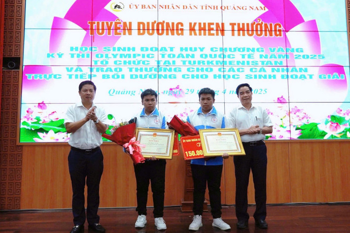 Lãnh đạo UBND tỉnh Quảng Nam trao Bằng khen và phần thưởng cho hai học sinh Nguyễn Trí Hậu và Nguyễn Trí Hiền. Ảnh: quangnam.gov z6557747529219-203583819cf73a0aec5d41925871838a.jpg