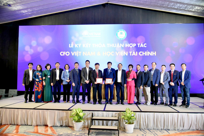 Học viện Tài chính và Câu lạc bộ CFO nhận kỷ niệm chương hvcfo3.jpg