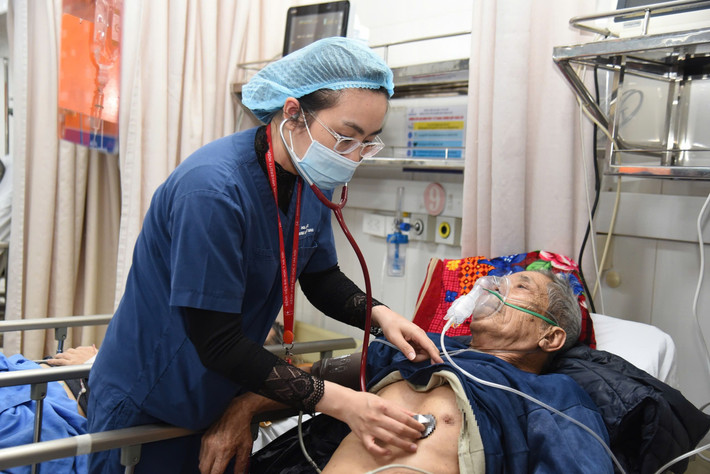 Từ ngày còn là sinh viên trường Y, bác sĩ Dung đã quen thuộc với những ngày phải vắng nhà để đi trực tại bệnh viện, trong đó có lịch trực Tết (Ảnh: Xuân Quý) z6274277703937-cefce1e93bcc8c61e4863f491dd178f4.jpg