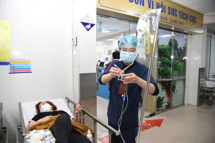 Dịp Tết Nguyên Đán thường là những ngày vất vả nhất trong năm đối với các y bác sĩ, đặc biệt ở chuyên ngành cấp cứu - hồi sức tích cực (Ảnh: Xuân Quý) z6274277766123-8cd24a7da4a76c0c8be2b2dcbec4fba5.jpg