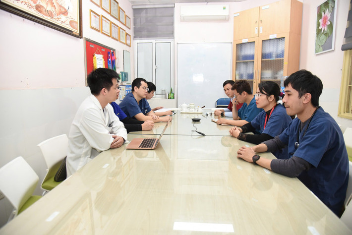 Bác sĩ Hùng trao đổi chuyên môn cùng các đồng nghiệp tại Khoa Cấp cứu và Hồi sức tích cực, Bệnh viện Đại học Y Hà Nội (Ảnh: Xuân Quý) z6274277832637-63559b2b0cec194dcbb2a6a1fff52176.jpg