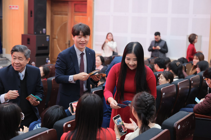 Lãnh đạo Trường Đại học Hà Nội và lãnh đạo các đơn vị tặng phong bao lì xì cho sinh viên thay lời chúc năm mới thật may mắn, hạnh phúc. hanu0301.jpg