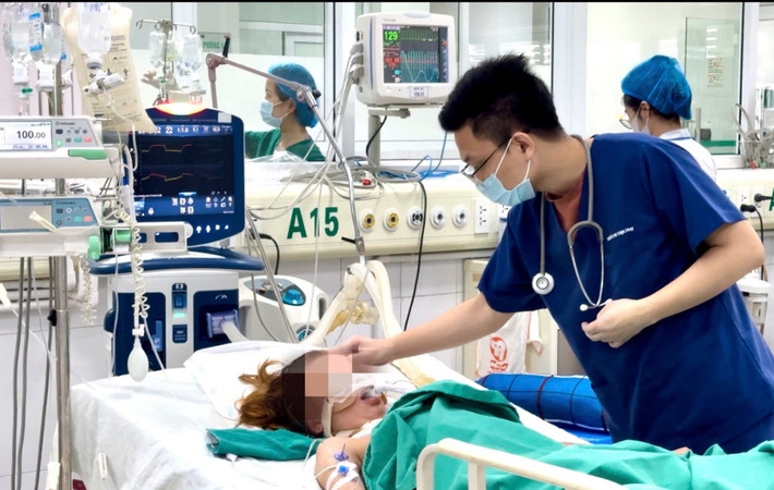 Bệnh nhân đang được điều trị tại Khoa Hồi sức tích cực, Bệnh viện Bệnh Nhiệt đới Trung ương (Ảnh: Đặng Thanh) z6072928020428-4aa9b6bac706cc30f3da3795c55fec0f.jpg