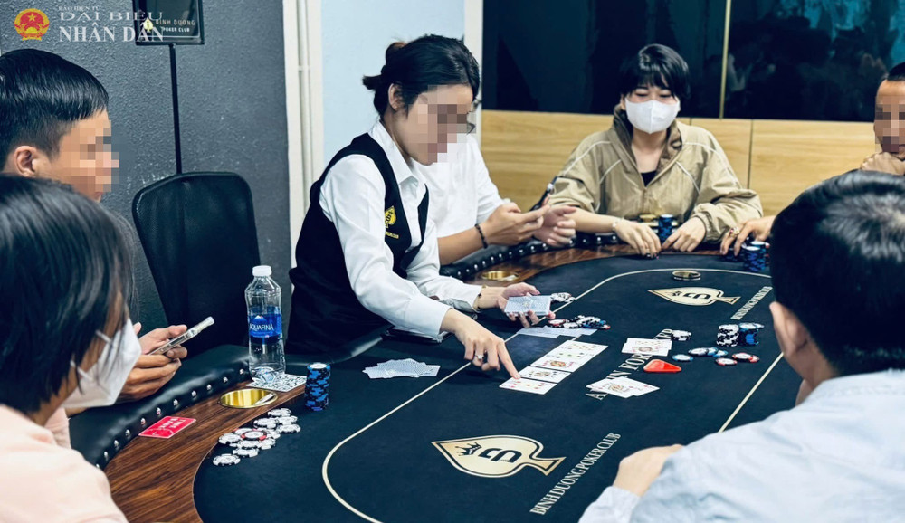 Hình thức đánh bạc trá hình thường xuyên diễn ra tại CLB Poker Bình Dương. Ảnh: Trí Nhân 3-6062.jpg