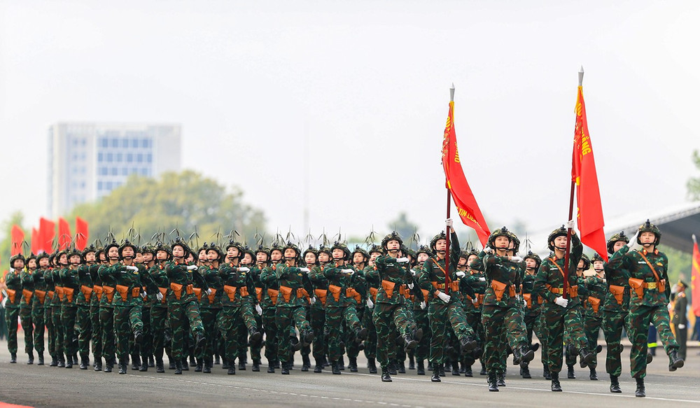 Khối nữ sĩ quan Thông tin thể hiện sự chính xác trong từng bước diễu hành. Khi bước đi, các chiến sĩ đưa chân phải lên song song mặt đất, động tác dứt khoát khi đặt chân xuống, giữ tư thế người thẳng. Khuỷu tay gập và nâng lên vuông góc với thân người, tạo nên đội hình đều tăm tắp, thể hiện tinh thần kỷ luật và bản lĩnh của người lính thông tin 9.jpg