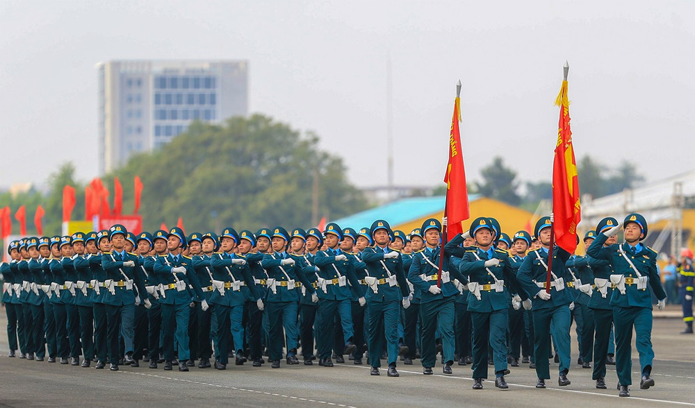 Các khối diễu binh thuộc lực lượng Quân đội và Công an tổ chức hợp luyện lần đầu tại sân bay Biên Hoà 8.jpg
