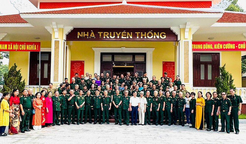 Cựu chiến binh Quân đoàn 1 thăm và chụp ảnh lưu niệm tại nhà truyền thống của tỉnh Bình Dương cuu-chien-binh-1.jpg