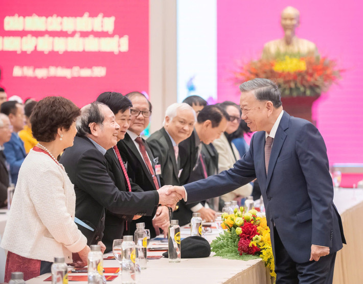 Tổng Bí thư Tô Lâm với các đại biểu văn nghệ sĩ. Ảnh: Nghĩa Đức ns1.jpg