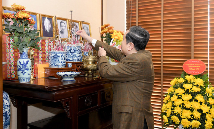 Chủ tịch Quốc hội Trần Thanh Mẫn thắp hương tưởng nhớ cố Tổng Bí thư Trường Chinh. Ảnh: Lâm Hiển Chủ tịch Quốc hội Trần Thanh Mẫn thắp hương tưởng nhớ cố Tổng Bí thư Trường Chinh. Ảnh: Lâm Hiển