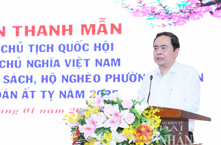 Chủ tịch Quốc hội Trần Thanh Mẫn thăm, tặng quà Tết gia đình chính sách tại Cần Thơ. Ảnh: Lâm Hiển