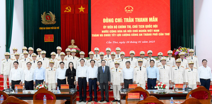 Chủ tịch Quốc hội Trần Thanh Mẫn và các đại biểu với cán bộ, chiến sỹ Công an TP. Cần Thơ. Ảnh: Lâm Hiển Chủ tịch Quốc hội Trần Thanh Mẫn và các đại biểu với cán bộ, chiến sỹ Công an TP. Cần Thơ. Ảnh: Lâm Hiển
