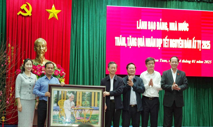 Phó Chủ tịch Quốc hội, Thượng tướng Trần Quang Phương trao quà lưu niệm tặng Thường trực Tỉnh ủy, HĐND, UBND, UB MTTQ Việt Nam tỉnh Kon Tum p3-2210.jpg