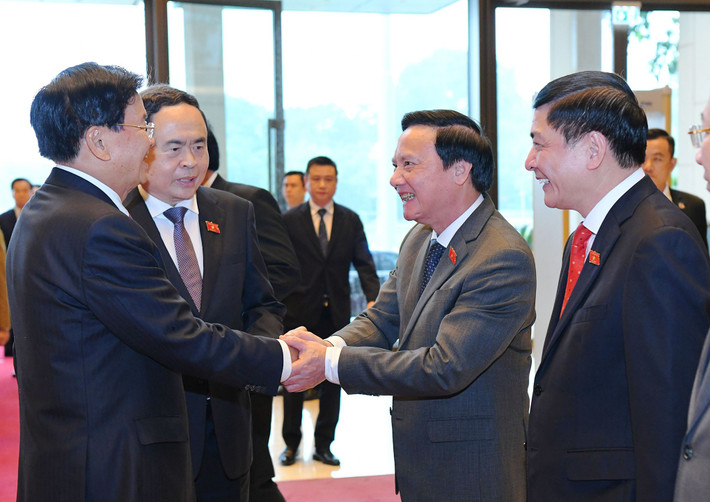 Chủ tịch Quốc hội Trần Thanh Mẫn giới thiệu các thành viên Đoàn Việt Nam với Tổng Bí thư, Chủ tịch nước Lào Thongloun Sisoulith ct3.jpg
