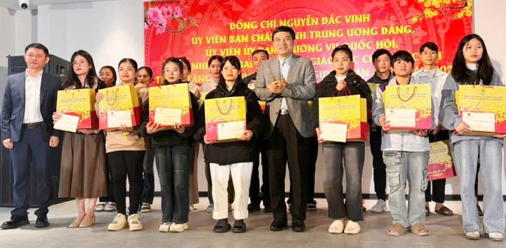 Chủ nhiệm Ủy ban Văn hóa, Giáo dục Nguyễn Đắc Vinh trao quà Tết cho công nhân lao động có hoàn cảnh khó khăn đang làm việc tại Công ty TNHH KHKT Luxvisions Innovation v7.jpg