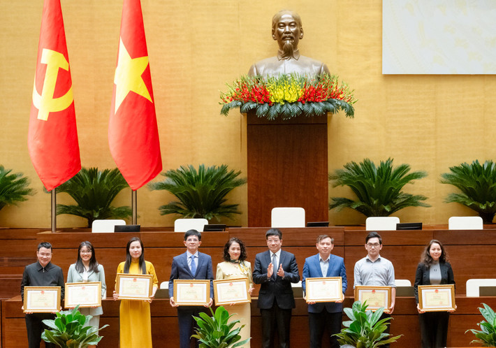 Phó Chủ nhiệm Văn phòng Quốc hội Phạm Đình Toản trao Bằng khen của Chủ nhiệm Văn phòng Quốc hội cho các cá nhân. Ảnh: Hồ Long