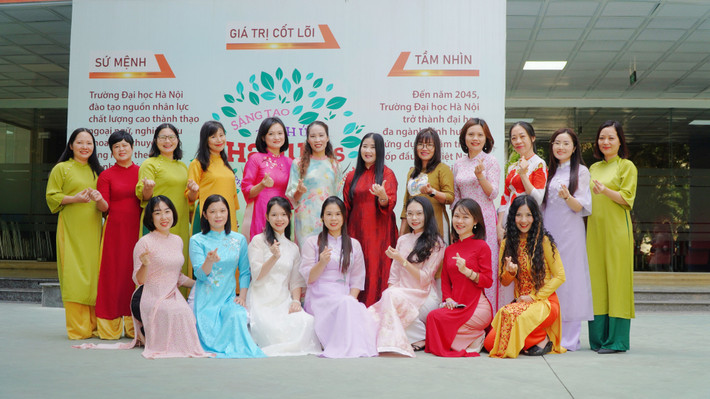 Tập thể cán bộ giáo viên Khoa Việt Nam học, Trường Đại học Hà Nội. Ảnh: HS cvb1-8967-2150.jpg