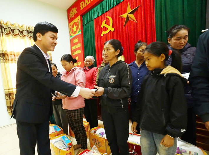 Chánh văn phòng Đoàn ĐBQH và HĐND tỉnh Bùi Văn Chúc trao tặng những phần quà ý nghĩa cho các hộ nghèo. Ảnh: Bùi Hiển t3.jpg