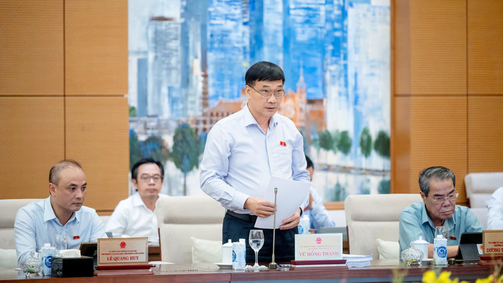 Chủ nhiệm Ủy ban Kinh tế Vũ Hồng Thanh - Phó Trưởng đoàn Thường trực Đoàn giám sát trình bày dự thảo Báo cáo kết quả giám sát. Ảnh: Hồ Long ub1.jpg