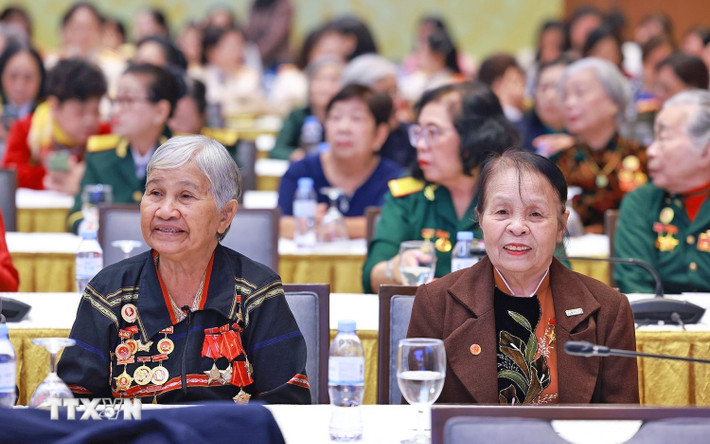 Các đại biểu nữ Anh hùng lực lượng vũ trang nhân dân, nữ Anh hùng lao động tham dự buổi gặp. Ảnh: Dương Giang/TTXVN db1.jpg