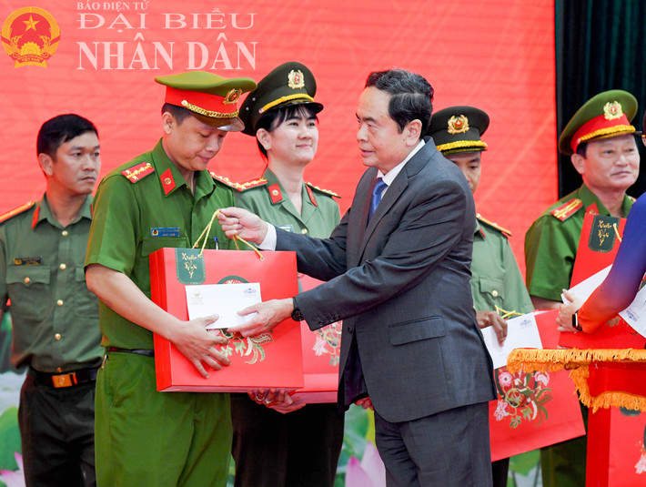Chủ tịch Quốc hội Trần Thanh Mẫn trao quà tặng cán bộ, chiến sỹ Công an TP. Cần Thơ có hoàn cảnh khó khăn. Ảnh: Lâm Hiển dbnd_tl_ca3.jpg