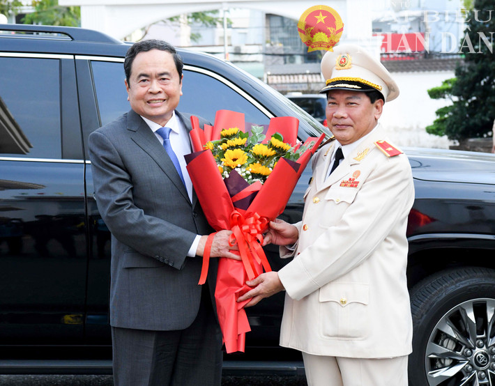 Giám đốc Công an TP Cần Thơ, Thiếu tướng Nguyễn Văn Thuận tặng hoa Chủ tịch Quốc hội Trần Thanh Mẫn. Ảnh: Lâm Hiển dbnd_tr_ca13.jpg