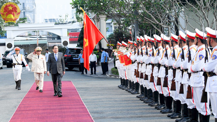 Chủ tịch Quốc hội Trần Thanh Mẫn thăm, chúc Tết lực lượng Công an TP. Cần Thơ. Ảnh: Lâm Hiển dbnd_tl_q1.jpg