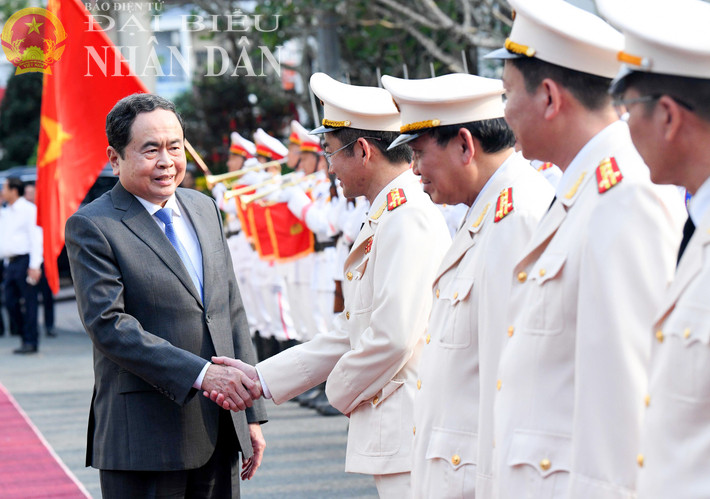 Chủ tịch Quốc hội Trần Thanh Mẫn với Công an TP. Cần Thơ. Ảnh: Lâm Hiển Chủ tịch Quốc hội Trần Thanh Mẫn với Công an TP. Cần Thơ. Ảnh: Lâm Hiển