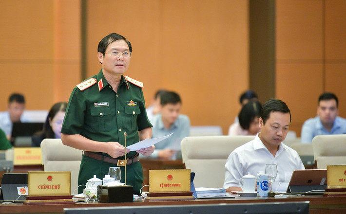 Thứ trưởng Bộ Quốc phòng Nguyễn Tân Cương phát biểu tại phiên họp. Ảnh: Hồ Long z5857924039598_6100676313be267a20bf4b067d1be365.jpg