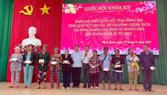 Chủ nhiệm Ủy ban Đối ngoại Vũ Hải Hà và Đoàn ĐBQH tỉnh Đồng Nai trao quà Tết tại huyện Định Quán q2.jpg
