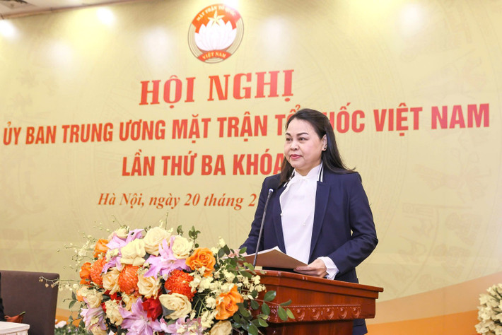 Phó Chủ tịch - Tổng Thư ký Ủy ban Trung ương Mặt trận Tổ quốc Việt Nam Nguyễn Thị Thu Hà trình bày Báo cáo Tổng hợp ý kiến thảo luận, góp ý tại các Tổ thảo luận mttq5.jpg