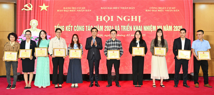 Phó Tổng biên tập Nguyễn Sỹ Hào trao tặng giấy khen cho cá nhân hoàn thành xuất sắc nhiệm vụ. Ảnh: Quang Khánh h12.jpg