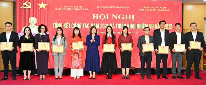 Phó Tổng biên tập Báo Đại biểu Nhân dân Nguyễn Thị Minh Hằng trao tặng danh hiệu chiến sỹ thi đua cơ sở năm 2024. Ảnh: Quang Khánh Phó Tổng biên tập Báo Đại biểu Nhân dân Nguyễn Thị Minh Hằng trao tặng danh hiệu chiến sỹ thi đua cơ sở năm 2024. Ảnh: Quang Khánh