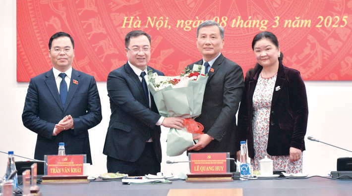 Phó Bí thư Đảng ủy Quốc hội Đặng Xuân Phương tặng hoa chúc mừng Đảng ủy Ủy ban Khoa học, Công nghệ và Môi trường. Ảnh: Hồ Long ubkh1.jpg