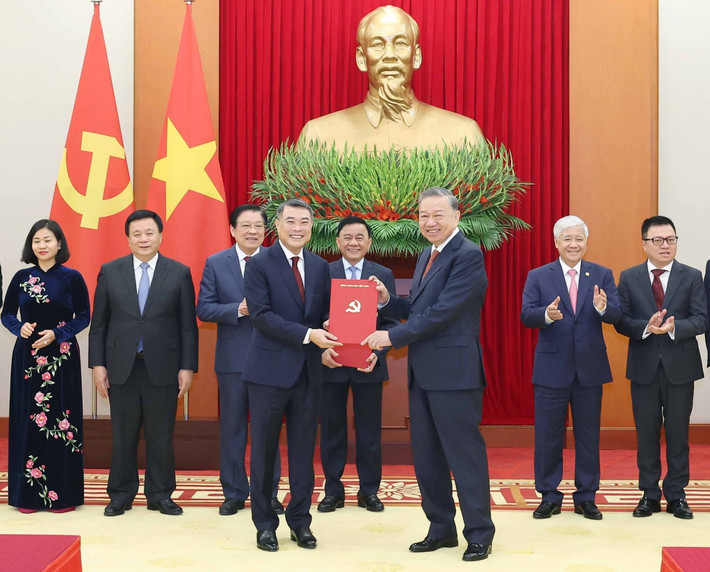 Tổng Bí thư Tô Lâm trao Quyết định của Bộ Chính trị về chức năng, nhiệm vụ của Ban Tổ chức Trung ương cho đồng chí Lê Minh Hưng, Ủy viên Bộ Chính trị, Bí thư Trung ương Đảng, Trưởng Ban Tổ chức Trung ương. Ảnh: Thống Nhất – TTXVN b4.jpg