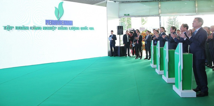 Thủ tướng Phạm Minh Chính cùng lãnh đạo Petrovietnam thực hiện nghi thức chuyển dịch Tập đoàn Công nghiệp Năng lượng Quốc gia d3.jpg