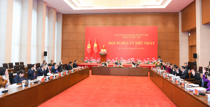 Ban Chấp hành Đảng bộ Quốc hội nhiệm kỳ 2020 - 2025 biểu quyết thông qua chương trình Hội nghị. Ảnh: Lâm Hiển Ban Chấp hành Đảng bộ Quốc hội nhiệm kỳ 2020 - 2025 biểu quyết thông qua chương trình Hội nghị. Ảnh: Lâm Hiển