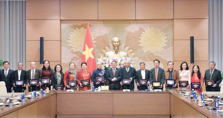 Phó Chủ tịch Quốc hội Nguyễn Đức Hải trao quà lưu niệm cho các đại biểu Quốc hội tỉnh Bà Rịa - Vũng Tàu qua các thời kỳ. Ảnh: Hồ Long cv4.jpg