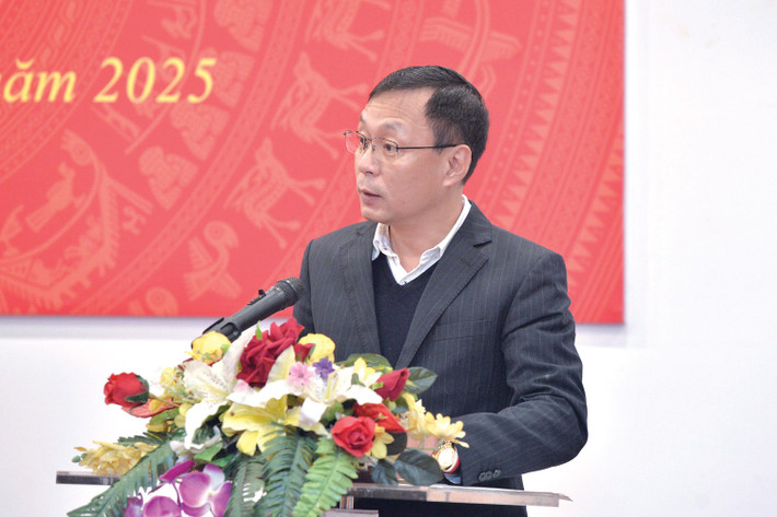 Phó trưởng Ban chuyên trách Ban Tổ chức Đảng ủy Quốc hội Hoàng Nam Hải đọc các quyết định. Ảnh: Hồ Long ubk5.jpg