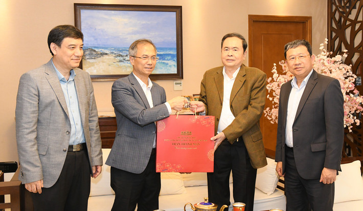 Chủ tịch Quốc hội Trần Thanh Mẫn thăm, tặng quà gia đình cố Tổng Bí thư Trường Chinh. Ảnh: Lâm Hiển Chủ tịch Quốc hội Trần Thanh Mẫn thăm, tặng quà gia đình cố Tổng Bí thư Trường Chinh. Ảnh: Lâm Hiển
