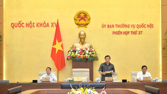 Phó Chủ tịch Quốc hội Nguyễn Khắc Định điều hành phiên họp. Ảnh: Hồ Long ub1.jpg